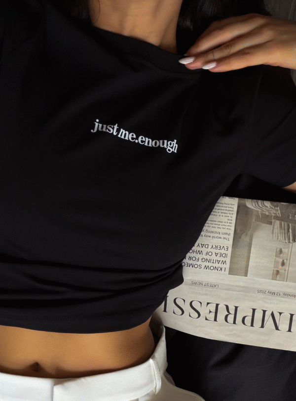 Футболка з надписом "JUST ME.ENOUGH" - чорний - Зображення 2