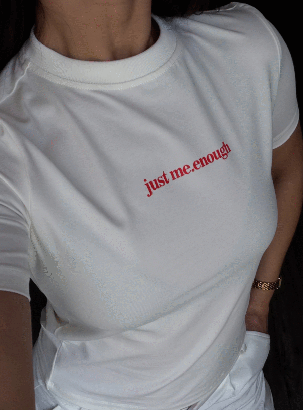 Футболка з надписом "JUST ME.ENOUGH" - молочний - Image 2