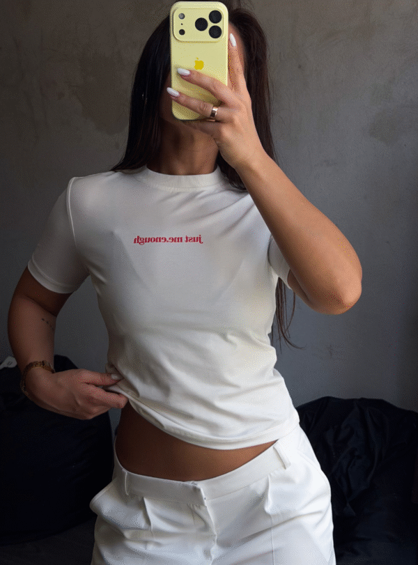 Футболка з надписом "JUST ME.ENOUGH" - молочний - Image 1